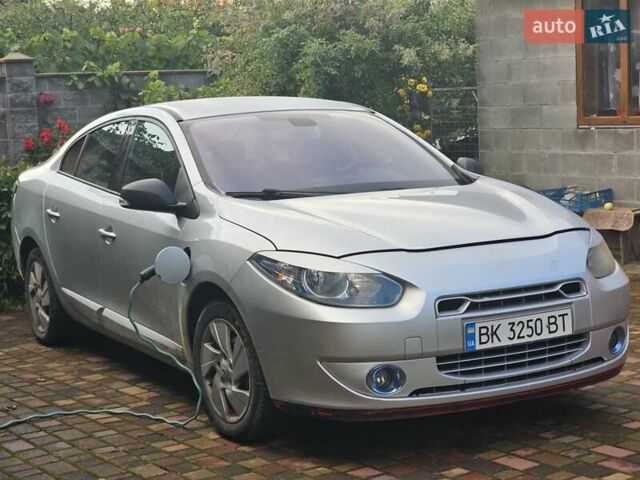 Сірий Рено Флюенс, об'ємом двигуна 0 л та пробігом 130 тис. км за 4300 $, фото 1 на Automoto.ua
