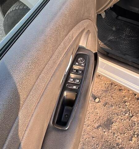 Серый Рено Флюенс, объемом двигателя 1.6 л и пробегом 150 тыс. км за 8000 $, фото 7 на Automoto.ua