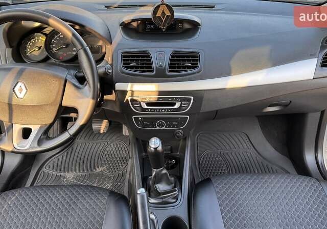 Серый Рено Флюенс, объемом двигателя 1.6 л и пробегом 150 тыс. км за 8000 $, фото 2 на Automoto.ua