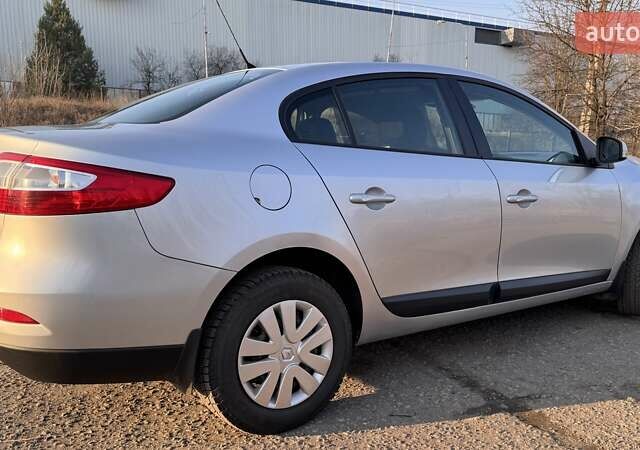 Серый Рено Флюенс, объемом двигателя 1.6 л и пробегом 150 тыс. км за 8000 $, фото 10 на Automoto.ua