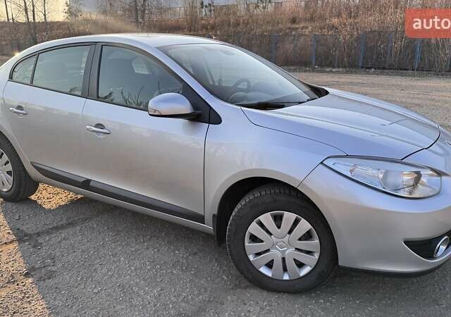 Серый Рено Флюенс, объемом двигателя 1.6 л и пробегом 150 тыс. км за 8000 $, фото 11 на Automoto.ua