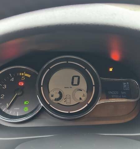 Серый Рено Флюенс, объемом двигателя 1.5 л и пробегом 196 тыс. км за 8500 $, фото 7 на Automoto.ua