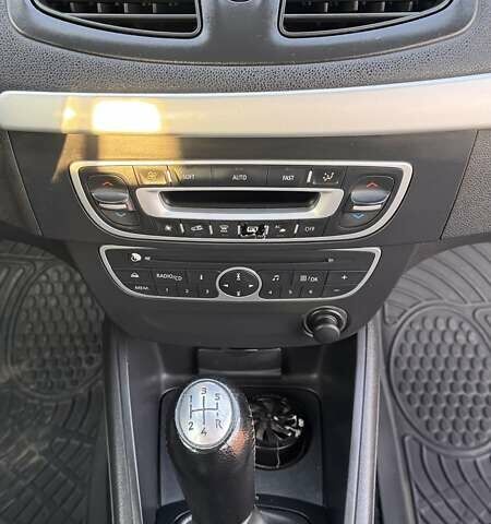 Серый Рено Флюенс, объемом двигателя 1.6 л и пробегом 150 тыс. км за 8000 $, фото 3 на Automoto.ua