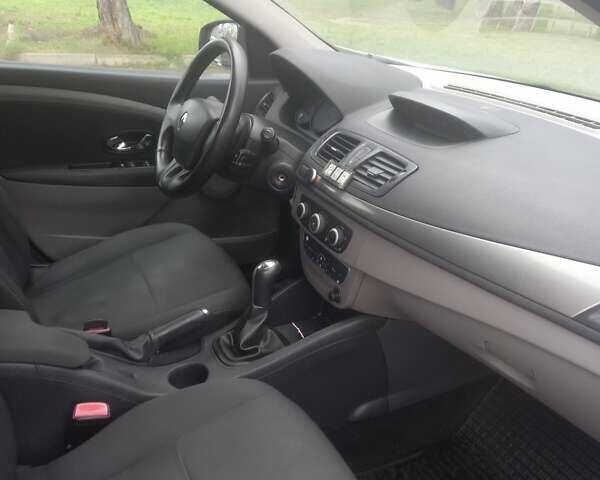 Серый Рено Флюенс, объемом двигателя 1.6 л и пробегом 280 тыс. км за 6500 $, фото 11 на Automoto.ua