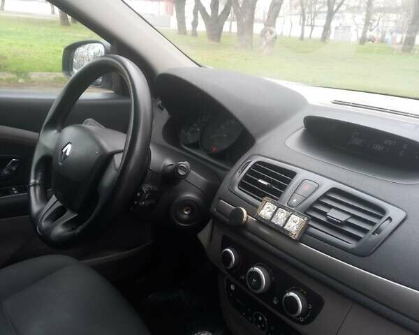 Серый Рено Флюенс, объемом двигателя 1.6 л и пробегом 280 тыс. км за 6500 $, фото 12 на Automoto.ua