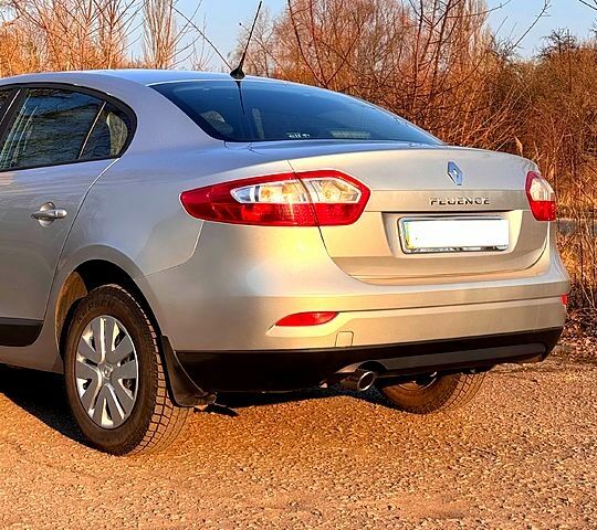 Серый Рено Флюенс, объемом двигателя 16 л и пробегом 147 тыс. км за 7800 $, фото 2 на Automoto.ua