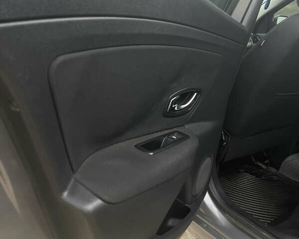 Серый Рено Флюенс, объемом двигателя 1.46 л и пробегом 260 тыс. км за 7599 $, фото 6 на Automoto.ua