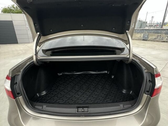 Сірий Рено Флюенс, об'ємом двигуна 1.5 л та пробігом 112 тис. км за 7999 $, фото 18 на Automoto.ua