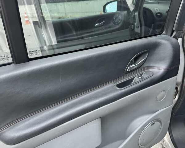 Серый Рено Гранд Эспейс, объемом двигателя 2 л и пробегом 330 тыс. км за 5800 $, фото 16 на Automoto.ua