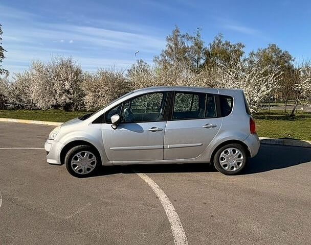 Сірий Рено Grand Modus, об'ємом двигуна 1.5 л та пробігом 288 тис. км за 3700 $, фото 1 на Automoto.ua