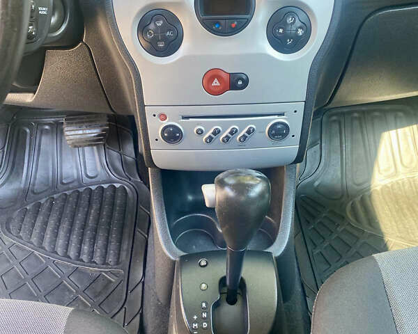 Серый Рено Grand Modus, объемом двигателя 1.6 л и пробегом 147 тыс. км за 5900 $, фото 9 на Automoto.ua