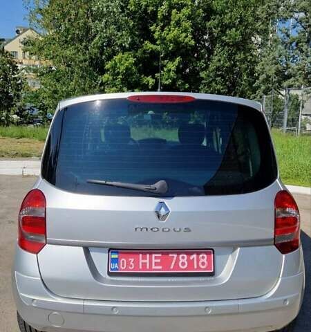 Серый Рено Grand Modus, объемом двигателя 1.6 л и пробегом 98 тыс. км за 8200 $, фото 2 на Automoto.ua