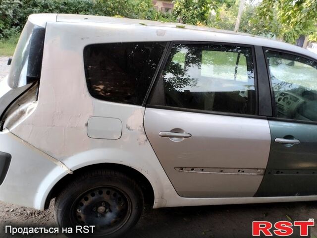 Белый Рено Гранд Сценик, объемом двигателя 1.9 л и пробегом 342 тыс. км за 2950 $, фото 2 на Automoto.ua