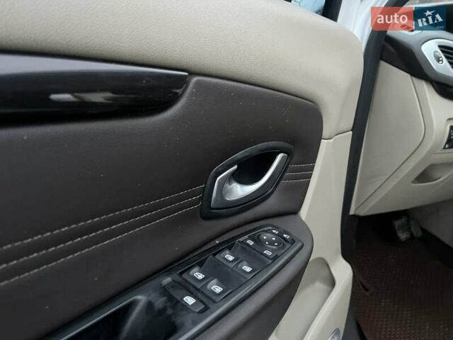 Білий Рено Гранд Сценік, об'ємом двигуна 2 л та пробігом 355 тис. км за 6800 $, фото 39 на Automoto.ua