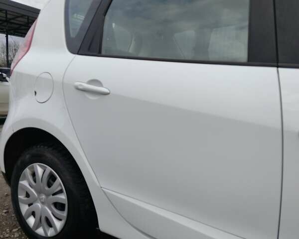 Белый Рено Гранд Сценик, объемом двигателя 1.46 л и пробегом 172 тыс. км за 6156 $, фото 11 на Automoto.ua