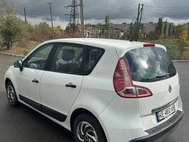 Белый Рено Гранд Сценик, объемом двигателя 1.5 л и пробегом 220 тыс. км за 6900 $, фото 5 на Automoto.ua