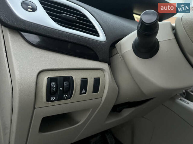 Білий Рено Гранд Сценік, об'ємом двигуна 2 л та пробігом 355 тис. км за 6800 $, фото 40 на Automoto.ua