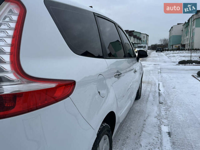Білий Рено Гранд Сценік, об'ємом двигуна 2 л та пробігом 355 тис. км за 6800 $, фото 23 на Automoto.ua