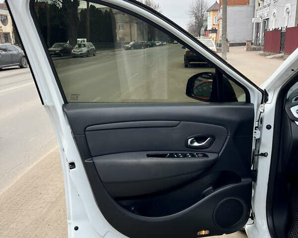 Белый Рено Гранд Сценик, объемом двигателя 1.6 л и пробегом 135 тыс. км за 7999 $, фото 7 на Automoto.ua