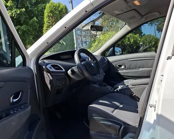 Белый Рено Гранд Сценик, объемом двигателя 1.46 л и пробегом 240 тыс. км за 6500 $, фото 3 на Automoto.ua