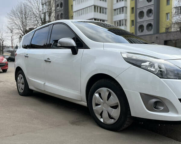 Белый Рено Гранд Сценик, объемом двигателя 1.6 л и пробегом 135 тыс. км за 7999 $, фото 1 на Automoto.ua
