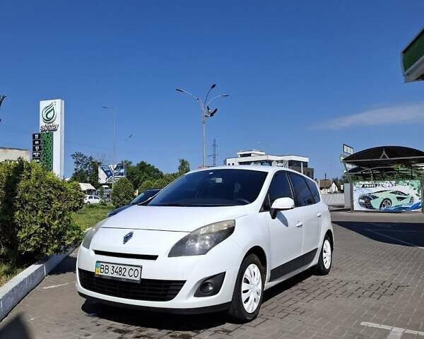 Белый Рено Гранд Сценик, объемом двигателя 1.46 л и пробегом 240 тыс. км за 6500 $, фото 1 на Automoto.ua