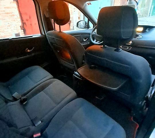 Рено Гранд Сценік 2010 у Полтаві на Automoto.ua Білий Рено Гранд Сценік, об'ємом двигуна 1.4 л та пробігом 199 тис. км за 6500 $, фото 8 на Automoto.ua
