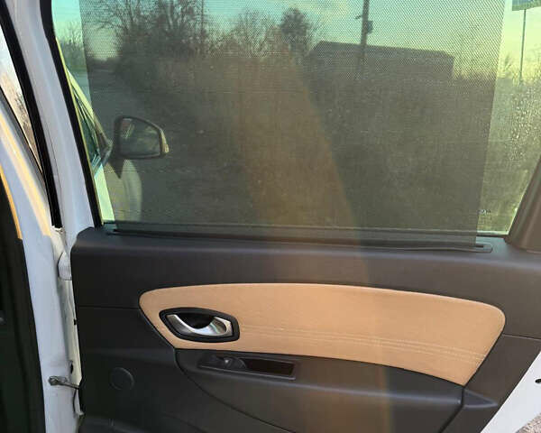 Белый Рено Гранд Сценик, объемом двигателя 1.9 л и пробегом 200 тыс. км за 8200 $, фото 12 на Automoto.ua