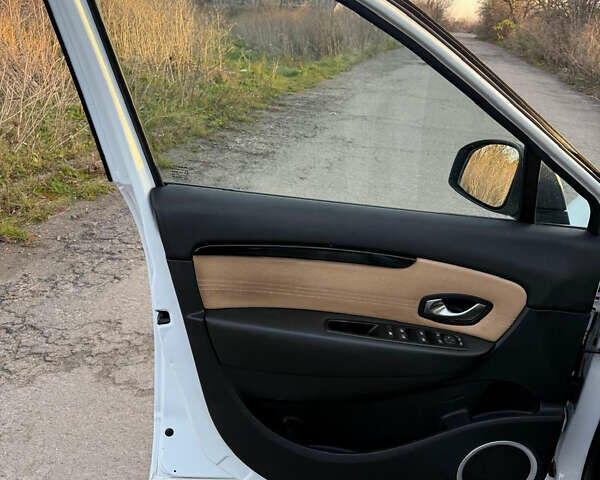 Белый Рено Гранд Сценик, объемом двигателя 1.9 л и пробегом 200 тыс. км за 8200 $, фото 18 на Automoto.ua