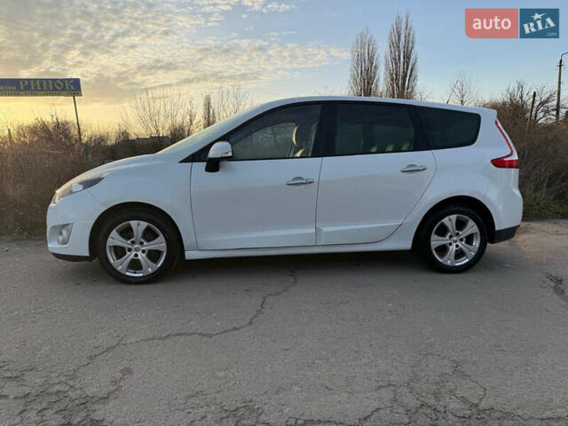 Белый Рено Гранд Сценик, объемом двигателя 1.9 л и пробегом 200 тыс. км за 8200 $, фото 2 на Automoto.ua