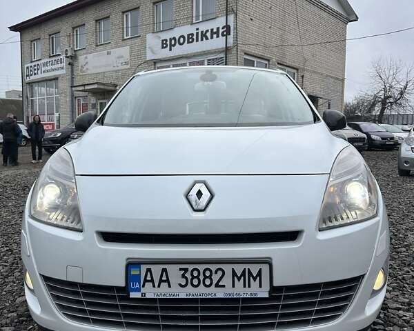 Белый Рено Гранд Сценик, объемом двигателя 1.5 л и пробегом 234 тыс. км за 6700 $, фото 2 на Automoto.ua