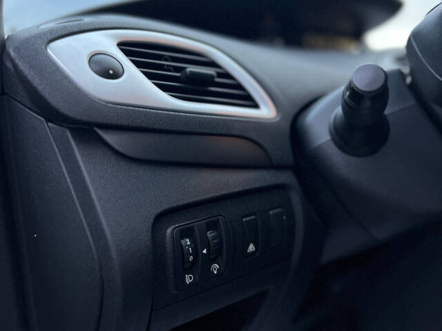 Белый Рено Гранд Сценик, объемом двигателя 1.5 л и пробегом 455 тыс. км за 6500 $, фото 8 на Automoto.ua