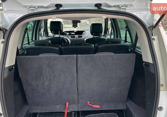 Белый Рено Гранд Сценик, объемом двигателя 1.6 л и пробегом 166 тыс. км за 8350 $, фото 22 на Automoto.ua