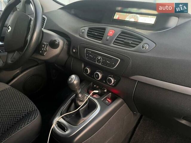 Белый Рено Гранд Сценик, объемом двигателя 1.46 л и пробегом 370 тыс. км за 6899 $, фото 31 на Automoto.ua