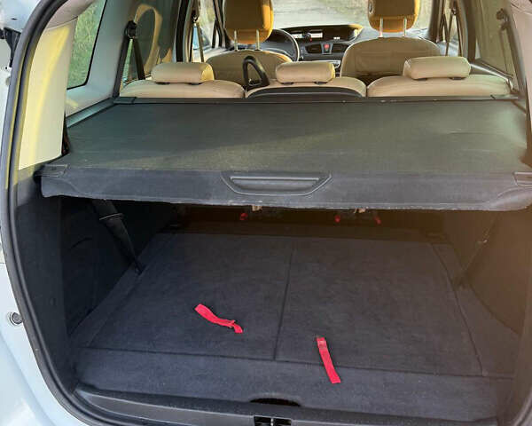 Белый Рено Гранд Сценик, объемом двигателя 1.9 л и пробегом 200 тыс. км за 8200 $, фото 26 на Automoto.ua