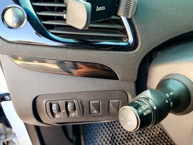 Белый Рено Гранд Сценик, объемом двигателя 1.6 л и пробегом 290 тыс. км за 8000 $, фото 9 на Automoto.ua