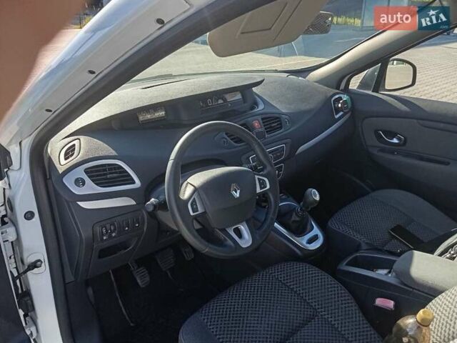 Білий Рено Гранд Сценік, об'ємом двигуна 1.6 л та пробігом 233 тис. км за 7300 $, фото 12 на Automoto.ua