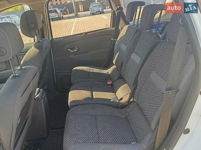 Білий Рено Гранд Сценік, об'ємом двигуна 1.6 л та пробігом 233 тис. км за 7300 $, фото 24 на Automoto.ua