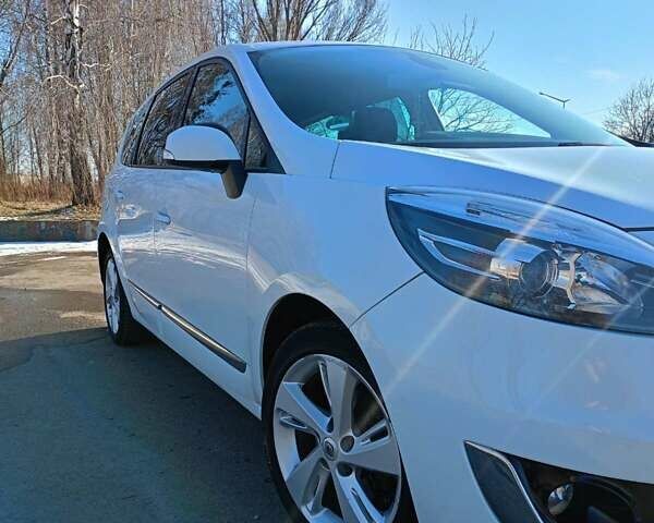 Белый Рено Гранд Сценик, объемом двигателя 1.5 л и пробегом 278 тыс. км за 8500 $, фото 4 на Automoto.ua