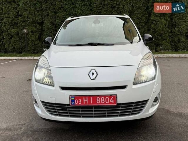 Белый Рено Гранд Сценик, объемом двигателя 1.6 л и пробегом 250 тыс. км за 8600 $, фото 1 на Automoto.ua