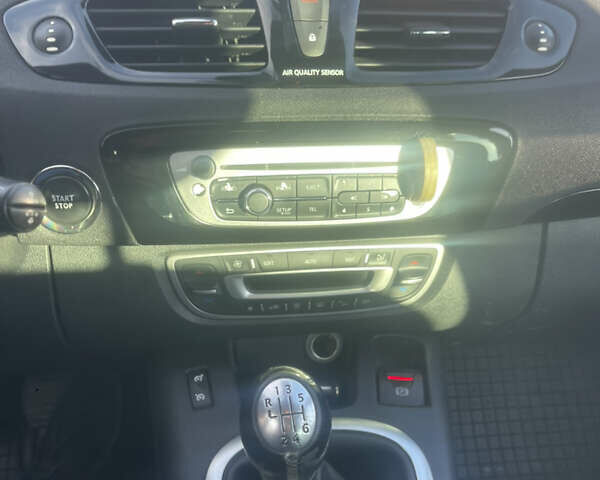 Белый Рено Гранд Сценик, объемом двигателя 1.6 л и пробегом 228 тыс. км за 7900 $, фото 3 на Automoto.ua