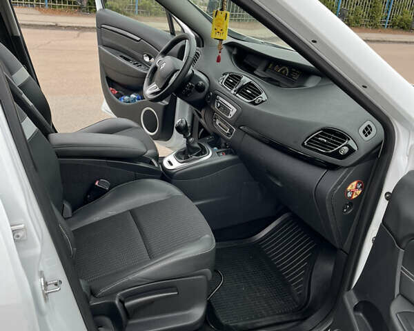 Белый Рено Гранд Сценик, объемом двигателя 1.46 л и пробегом 280 тыс. км за 8100 $, фото 9 на Automoto.ua