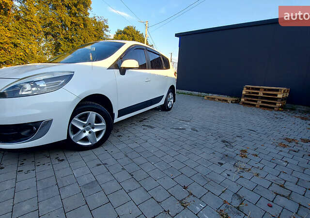 Белый Рено Гранд Сценик, объемом двигателя 1.5 л и пробегом 240 тыс. км за 8499 $, фото 1 на Automoto.ua