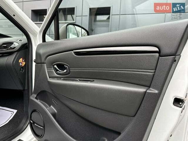 Белый Рено Гранд Сценик, объемом двигателя 1.6 л и пробегом 207 тыс. км за 9450 $, фото 86 на Automoto.ua