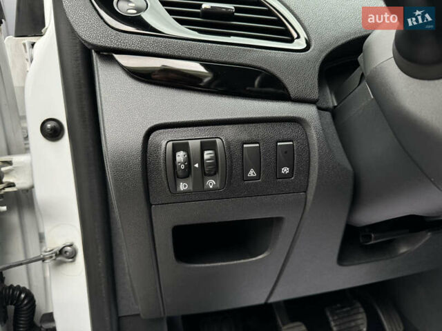 Белый Рено Гранд Сценик, объемом двигателя 1.6 л и пробегом 207 тыс. км за 9450 $, фото 65 на Automoto.ua