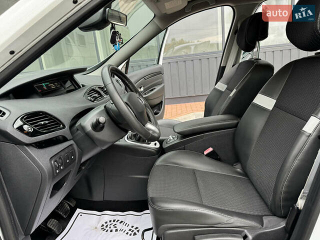 Белый Рено Гранд Сценик, объемом двигателя 1.6 л и пробегом 207 тыс. км за 9450 $, фото 60 на Automoto.ua