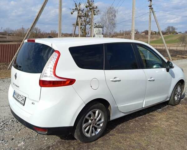 Белый Рено Гранд Сценик, объемом двигателя 1.6 л и пробегом 250 тыс. км за 7800 $, фото 2 на Automoto.ua