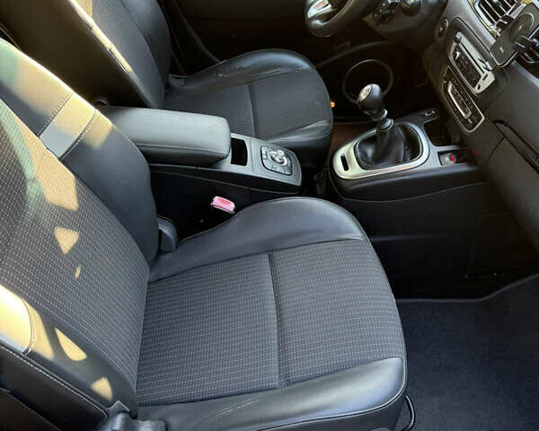 Белый Рено Гранд Сценик, объемом двигателя 1.5 л и пробегом 230 тыс. км за 7800 $, фото 16 на Automoto.ua