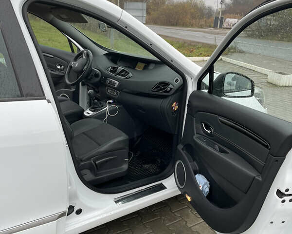 Белый Рено Гранд Сценик, объемом двигателя 1.6 л и пробегом 220 тыс. км за 9350 $, фото 14 на Automoto.ua