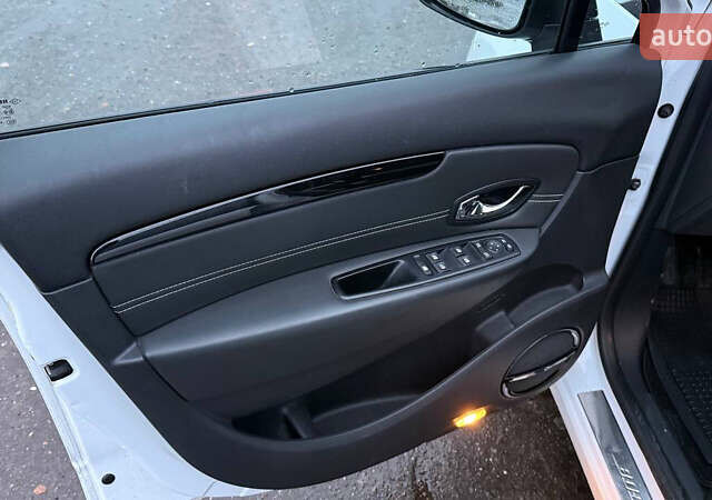 Белый Рено Гранд Сценик, объемом двигателя 1.6 л и пробегом 182 тыс. км за 9000 $, фото 22 на Automoto.ua